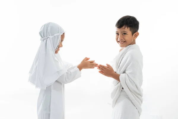 Muslimische asiatische Kinder schütteln Hände — Stockfoto