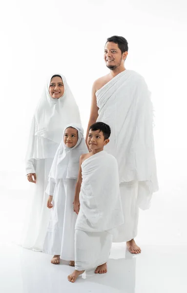 Muslimský hajj rodina a děti chůze a držet za ruku — Stock fotografie