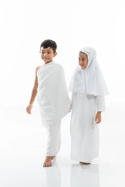 Kind trägt muslimische Kleidung und Kleidung — Stockfoto