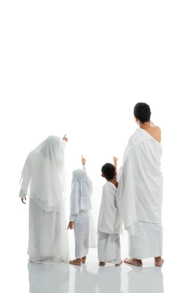 Asiatische muslimische Familie Hadsch von hinten erschossen — Stockfoto