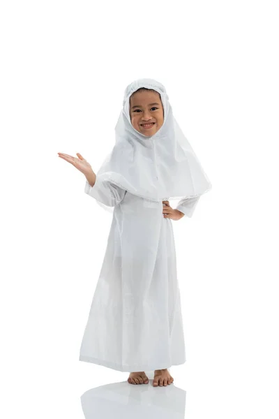 Bellissimo bambino musulmano con hijab che presenta — Foto Stock