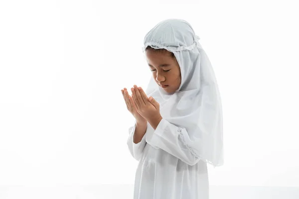 Criança muçulmana orando e vestindo ihram — Fotografia de Stock