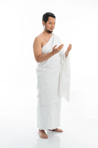 Muslimischer Mann betet in weißer traditioneller Kleidung — Stockfoto