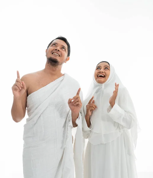 Umrah couple presenting copyspace — Stock Photo, Image