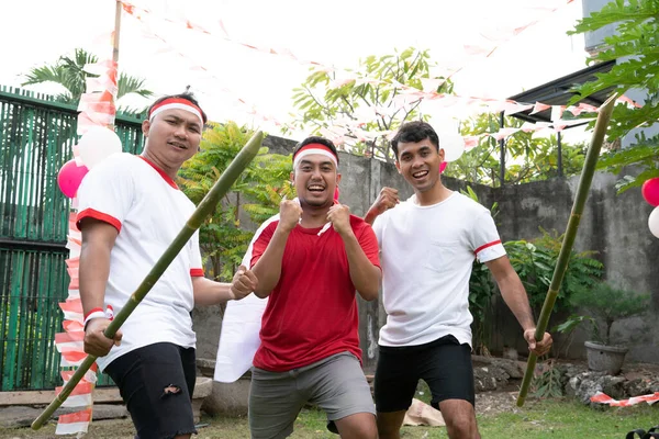 Kelompok anak muda berdiri dengan antusias mengenakan atribut merah dan putih — Stok Foto