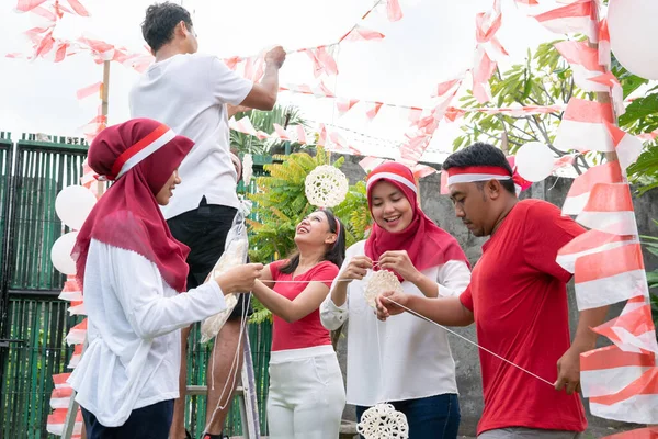 Sekelompok anak muda menempatkan tali dan kerupuk bersama-sama untuk mempersiapkan kompetisi makan kerupuk — Stok Foto