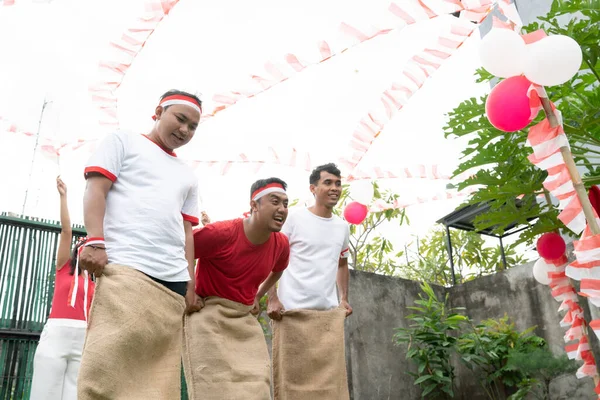Ras karung dimulai dengan tiga peserta pada perayaan hari kemerdekaan Indonesia — Stok Foto
