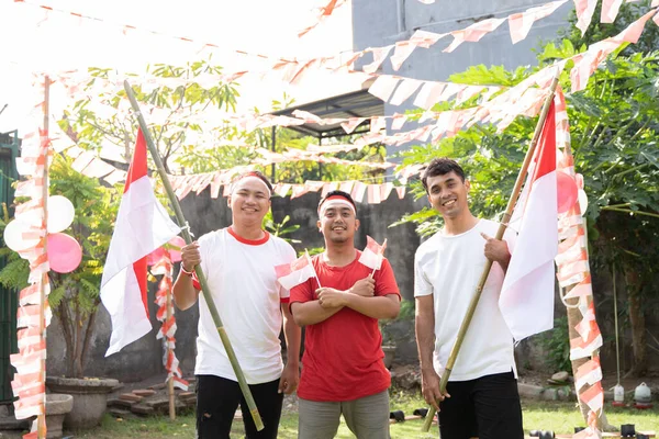 Trzech chłopców stoi z indonezyjską flagą — Zdjęcie stockowe