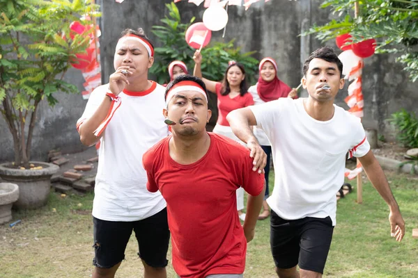 A juventude shirted vermelho tomou a liderança na corrida colher de mármore — Fotografia de Stock