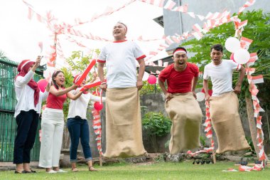 Üç çuval yarışı Endonezya 'nın bağımsızlık günü kutlamalarında destekleyici seyircilerle birlikte atlayıp kaçmaya çalıştı
