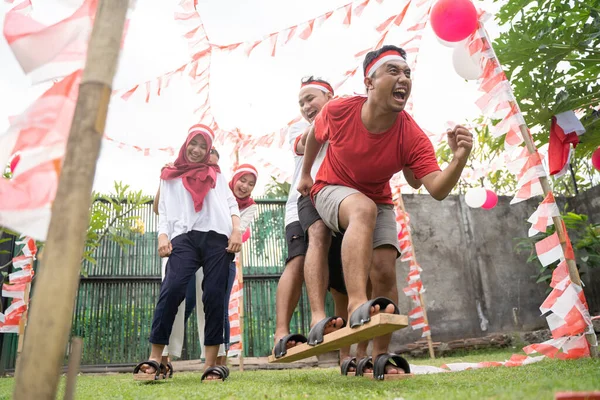 Pemuda mengikuti ras bakiak — Stok Foto