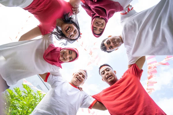 Niedriger Winkel indonesischer Jugendlicher, die sich umarmen — Stockfoto