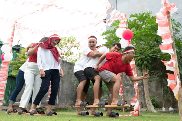 En grupp deltagare inte kunde tävla i en traditionell bakiak tävling på den indonesiska självständighetsdagen firandet — Stockfoto
