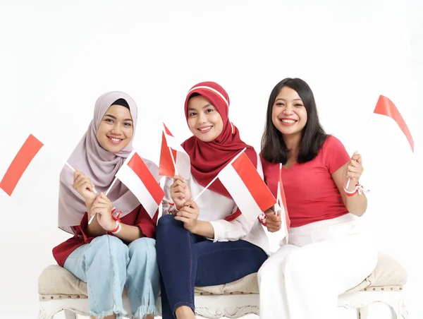 Boldog indonéz nő zászlóval ünnepli függetlenség napja — Stock Fotó