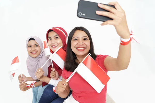 Mujer tomando selfie mientras celebra el día de la independencia indonesia — Foto de Stock