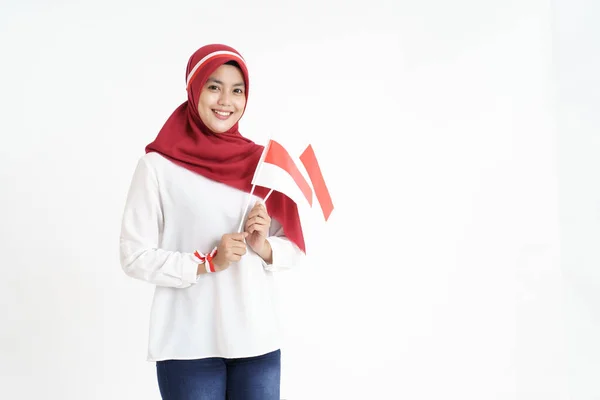 Vacker muslimsk kvinna med indonesisk flagga. — Stockfoto