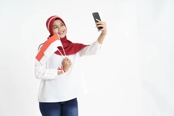 Endonezya 'nın bağımsızlık gününde akıllı telefon kullanan kadın videosu — Stok fotoğraf