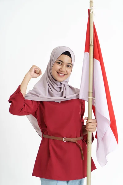 Mujer musulmana emocionada sosteniendo bandera indonesia —  Fotos de Stock