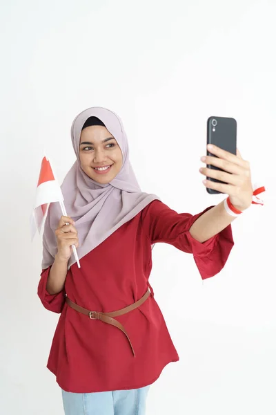 Vrouw video bellen met behulp van smartphone tijdens de onafhankelijkheidsdag van Indonesië — Stockfoto