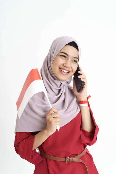 Kvinna ringer med smartphone under självständighetsdagen i indonesien — Stockfoto