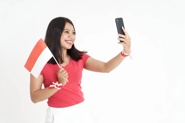 Videochiamata donna utilizzando lo smartphone durante il giorno dell'indipendenza dell'indonesia — Foto Stock