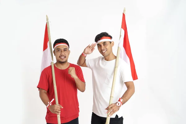 Amigo animado segurando bandeira indonésia juntos — Fotografia de Stock
