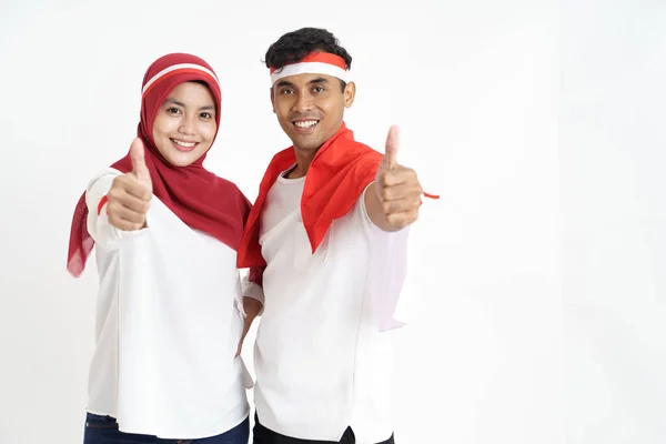 Pareja celebrando el día de la independencia de Indonesia juntos sobre fondo blanco — Foto de Stock