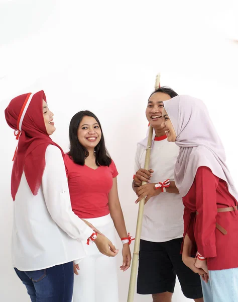 İnsanlar Endonezya 'nın bağımsızlık gününde birbirlerini kutluyorlar — Stok fotoğraf