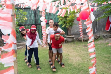 Geleneksel Bakiak yarışına birçok insan katılıyor