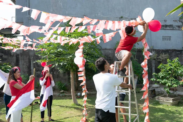 Beberapa orang mempersiapkan diri untuk Hari Kemerdekaan — Stok Foto