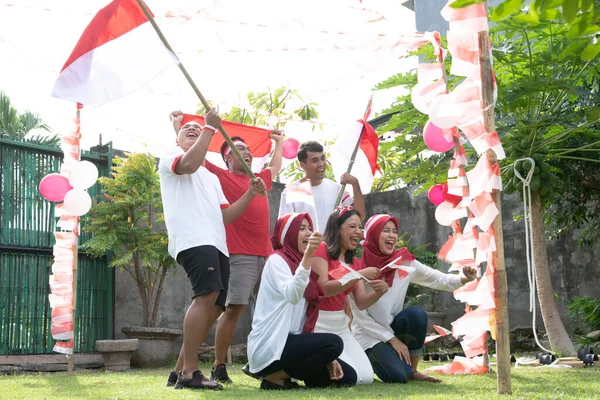 Sekelompok anak muda berpakaian merah dan putih — Stok Foto