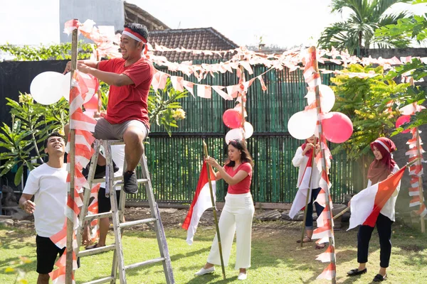 Beberapa orang mempersiapkan diri untuk Hari Kemerdekaan — Stok Foto