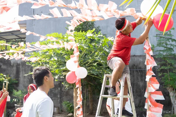 Beberapa orang mempersiapkan diri untuk Hari Kemerdekaan — Stok Foto