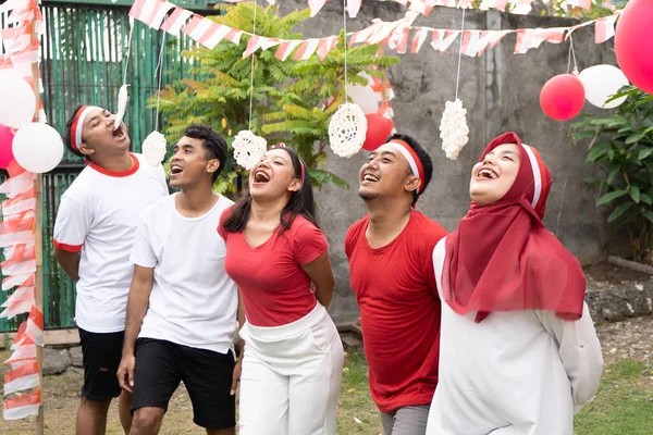 Asiático jóvenes hombres y jóvenes mujeres se unió en cracker comer concurso —  Fotos de Stock