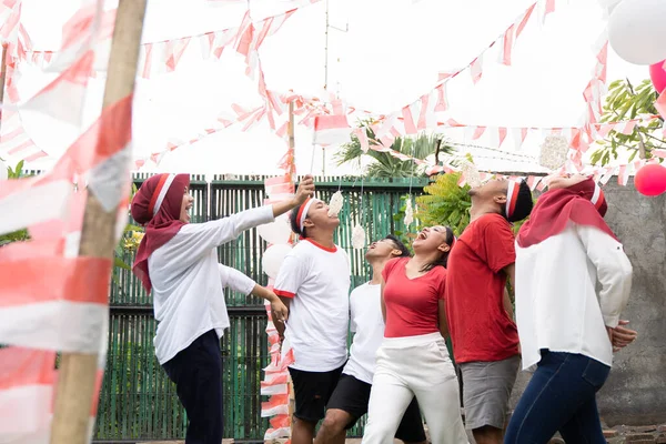 Pria muda asia dan wanita muda bergabung dalam kontes memakan kerupuk — Stok Foto