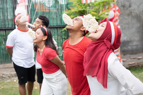 Pria muda asia dan wanita muda bergabung dalam kontes memakan kerupuk — Stok Foto