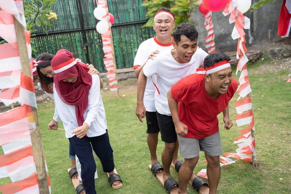 Peserta berbahagia pada perlombaan bakiak tradisional dalam perayaan — Stok Foto
