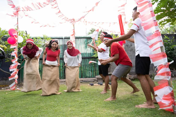 Gadis-gadis Indonesia mengambil bagian dalam perlombaan karung — Stok Foto