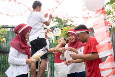 Beyazlı adam kraker yeme yarışmasına hazırlanmak için krakerleri asmak için bir ip koydu.
