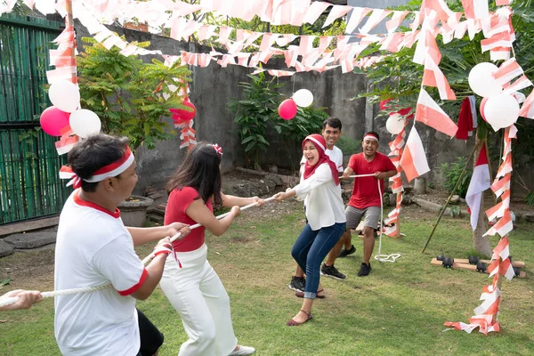 Grupo de jóvenes participó en un concurso de tira y afloja durante las celebraciones del Día de la Independencia de Indonesia —  Fotos de Stock