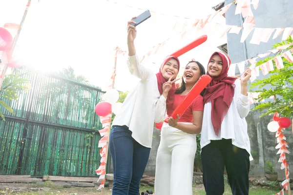 Plezier hebben een groep aziatische meisjes nemen van een selfie samen op Indonesische Onafhankelijkheidsdag vieringen — Stockfoto