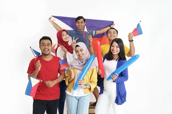 Animado asiático jovem torcedor segurando filipinas bandeira — Fotografia de Stock