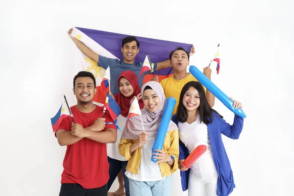 Emocionado asiático joven partidario celebración philippines bandera — Foto de Stock