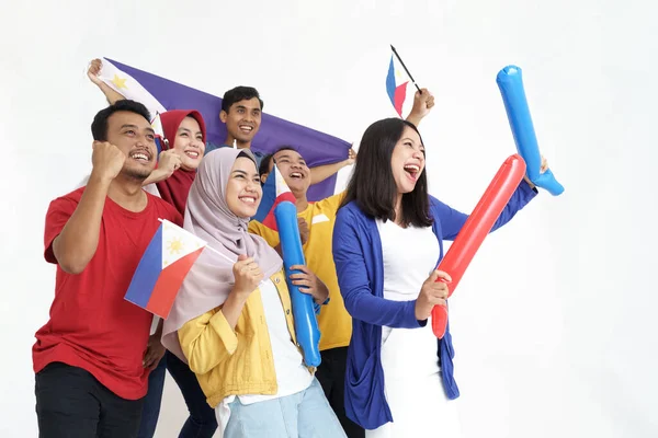 Филиппинская группа людей с флагом Филиппин празднует — стоковое фото