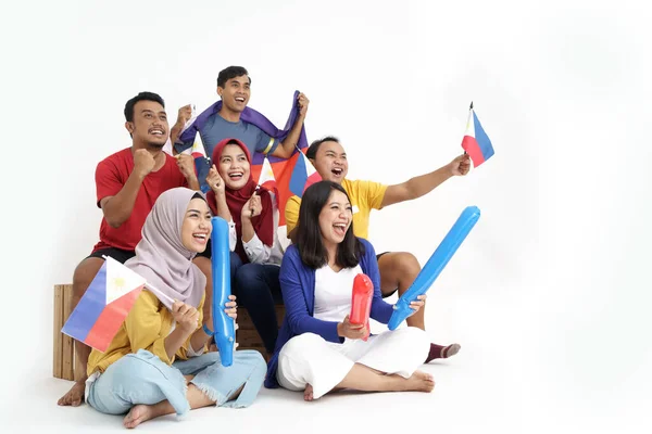 Filipino grupp människor som håller filippiner flagga firar — Stockfoto