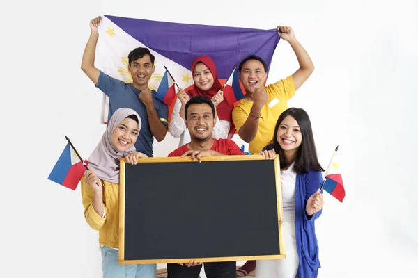 Ενθουσιασμένοι ασιάτης υποστηρικτής κρατώντας τη σημαία των Φιλιππίνων και κενό πίνακα — Φωτογραφία Αρχείου