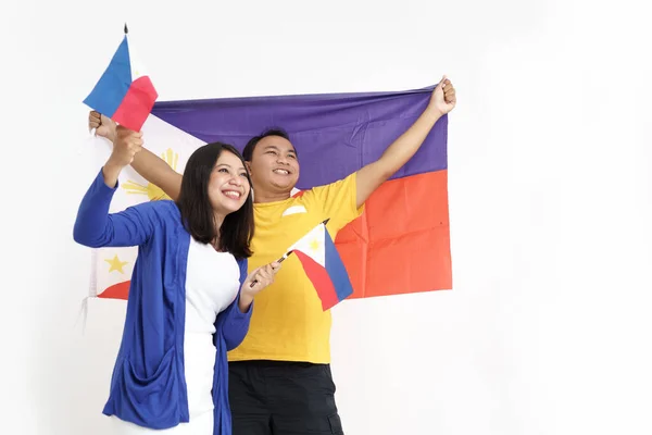 Filipino pareja sosteniendo bandera celebrando día de la independencia — Foto de Stock