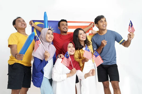 Emocionado asiático joven partidario sosteniendo malaysia bandera — Foto de Stock