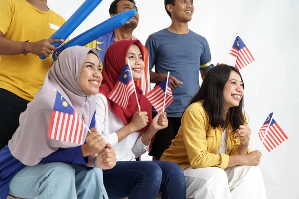 Upphetsad asiatisk ung supporter som håller malaysia flagga — Stockfoto