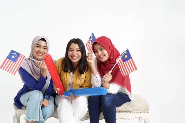 Malaysiska kvinna vän håller flagga firar självständighet — Stockfoto